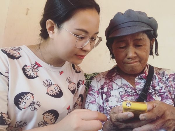 哲语教老奶奶使用手机