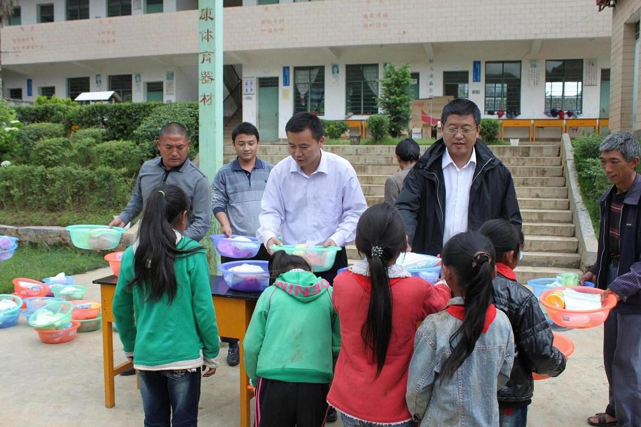 捐赠明信坝完小学生学习、生活、体育用品