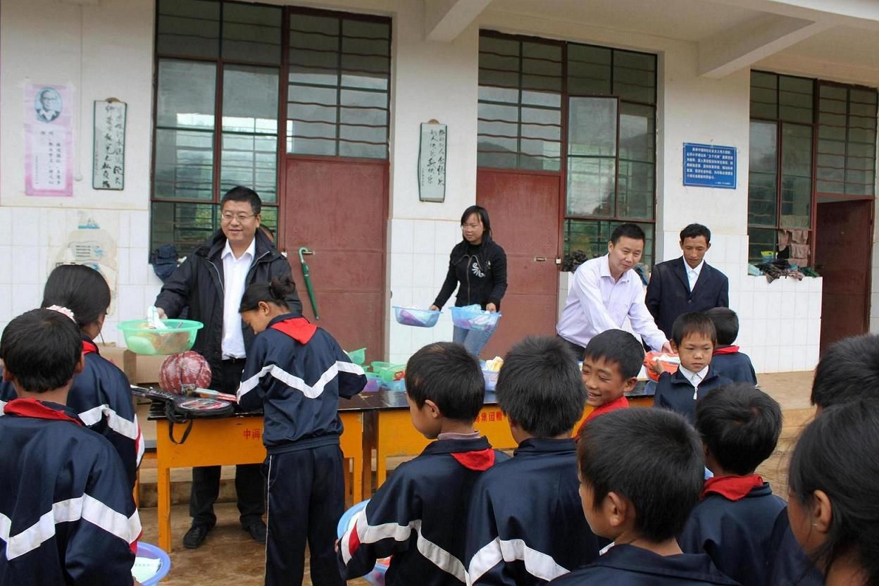 捐赠牛火塘完小学生学习、生活、体育用品