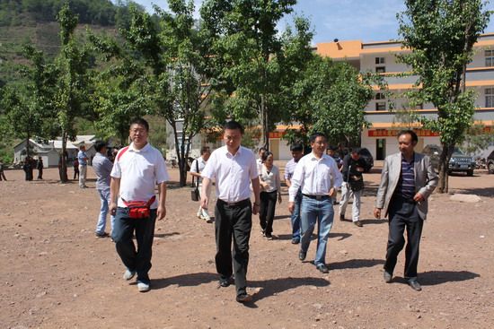 检查验收中海集团援建的乌木龙乡炭山完小建设项目