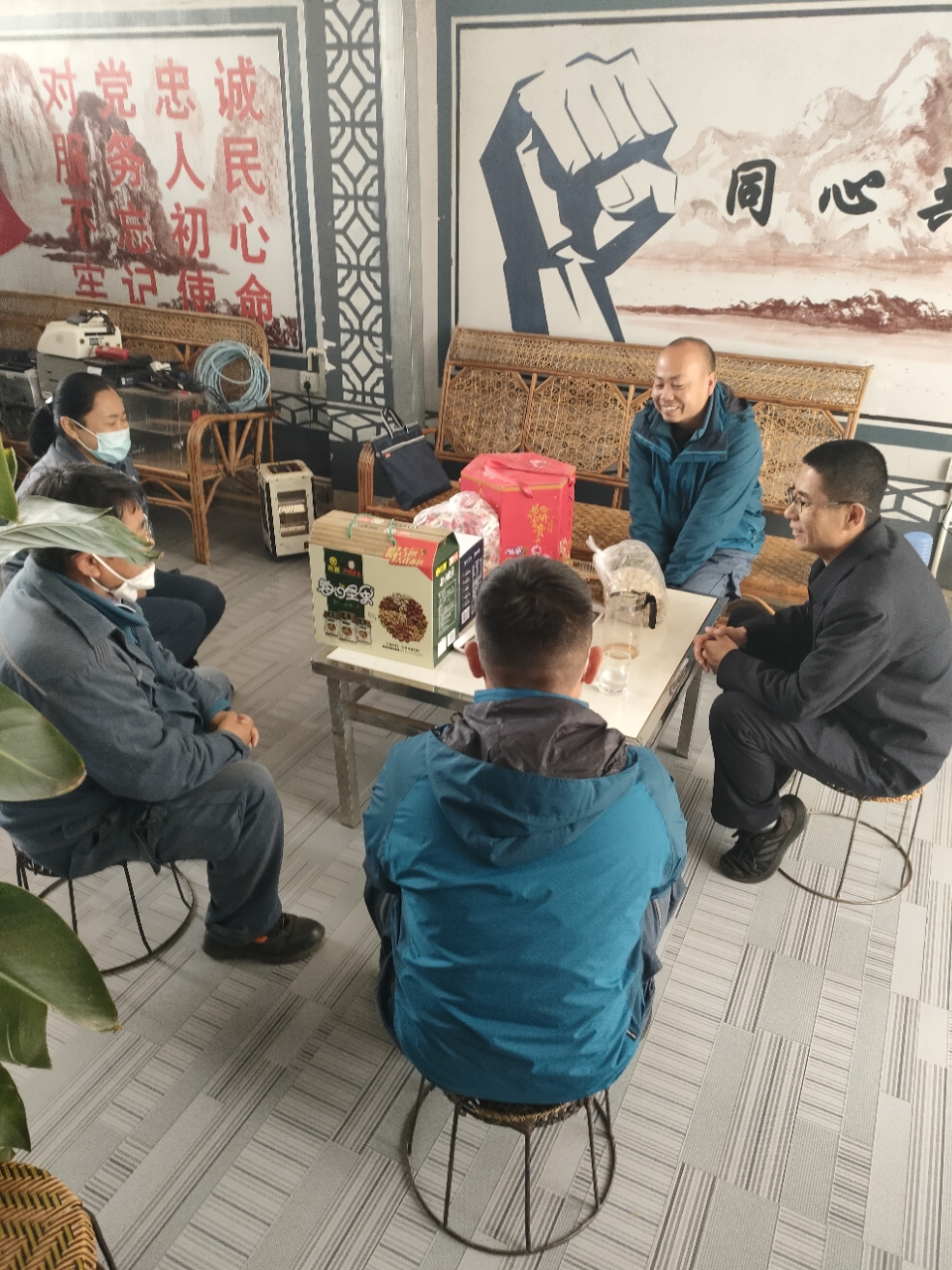 南方电网云南临沧永德供电局 心系职工  春节走访慰问送温暖