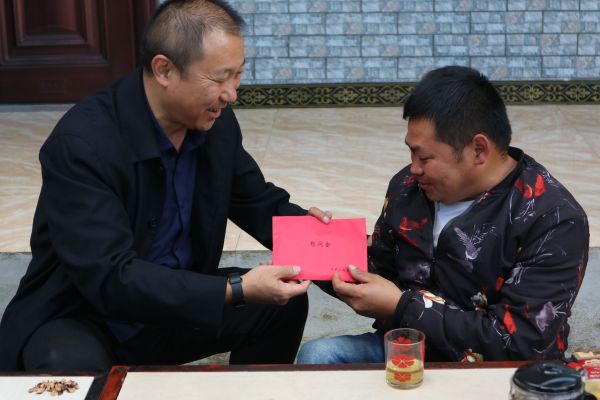 宋书记为周新伟送上慰问金